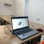 Enfant participant à un atelier de modélisation 3D chez Techy Space La Marsa, utilisant Tinkercad sur ordinateur pour créer un objet.