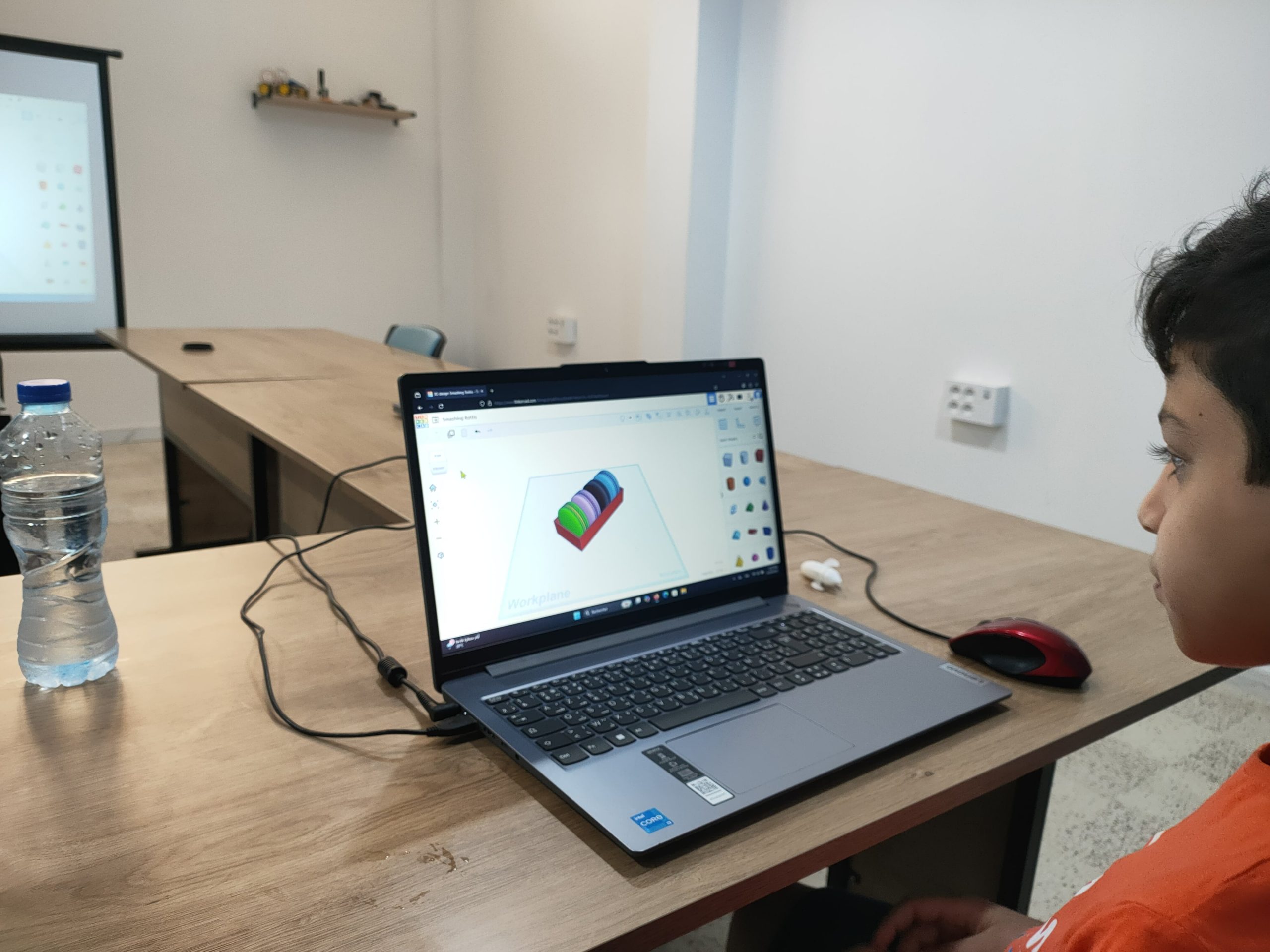 Enfant participant à un atelier de modélisation 3D chez Techy Space La Marsa, utilisant Tinkercad sur ordinateur pour créer un objet.