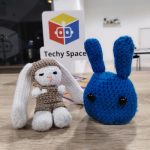 Lapins en crochet faits main lors d’un atelier créatif pour enfants à Techy Space La Marsa, Tunis.
