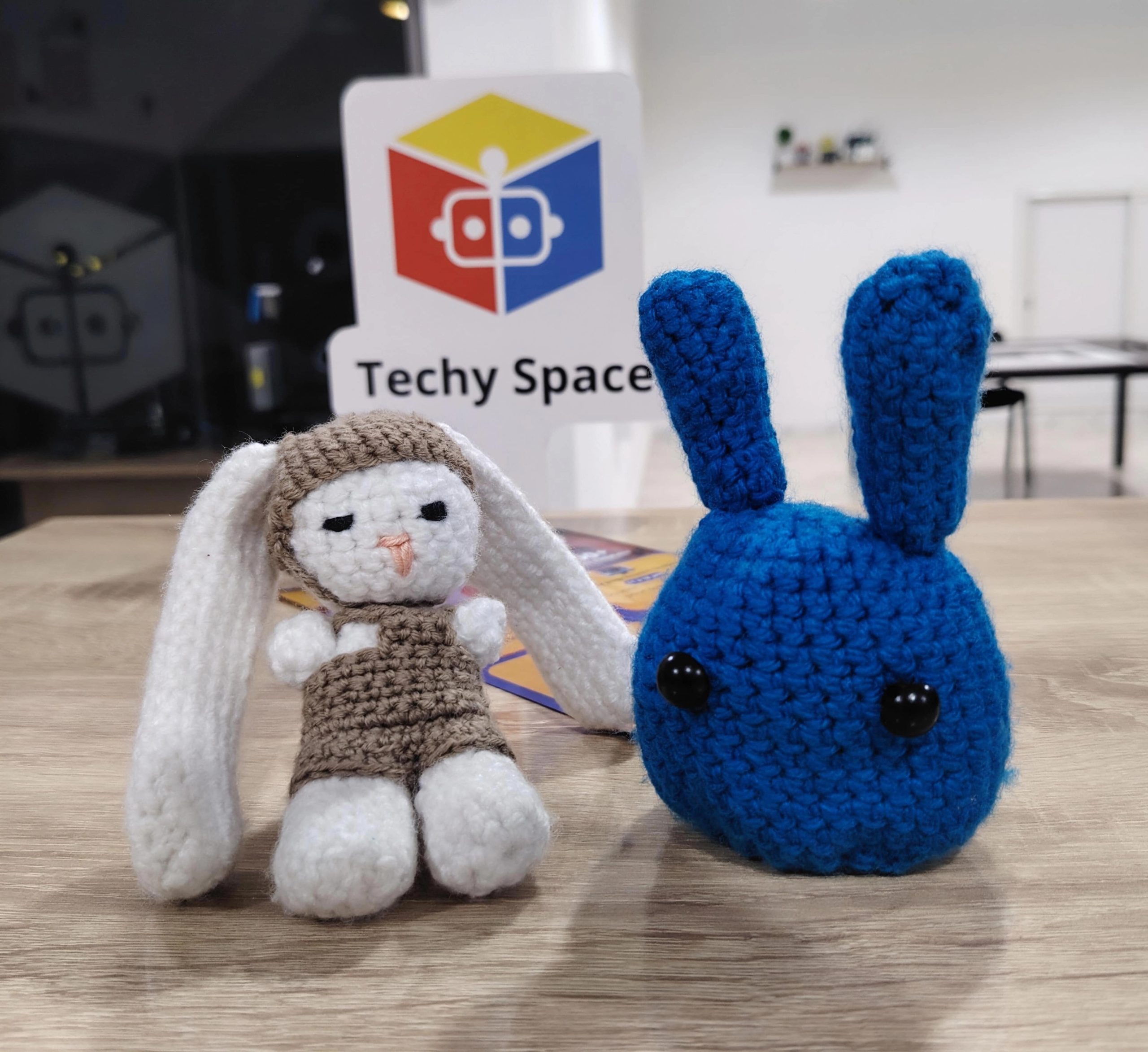Lapins en crochet faits main lors d’un atelier créatif pour enfants à Techy Space La Marsa, Tunis.